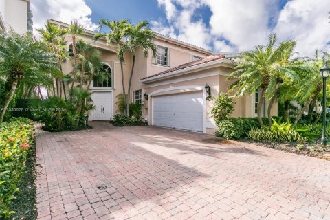 Casa en venta en Sunny Isles Beach, Florida, 5 dormitorios, 260.5 m2 № 1017611 - foto 1
