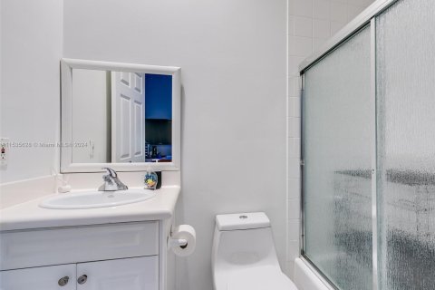 Casa en venta en Sunny Isles Beach, Florida, 5 dormitorios, 260.5 m2 № 1017611 - foto 20