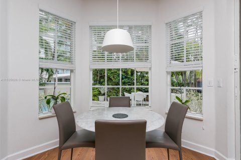 Casa en venta en Sunny Isles Beach, Florida, 5 dormitorios, 260.5 m2 № 1017611 - foto 9