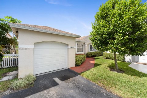 House in Pembroke Pines, Florida 3 bedrooms, 121.14 sq.m. № 1412075 - photo 1