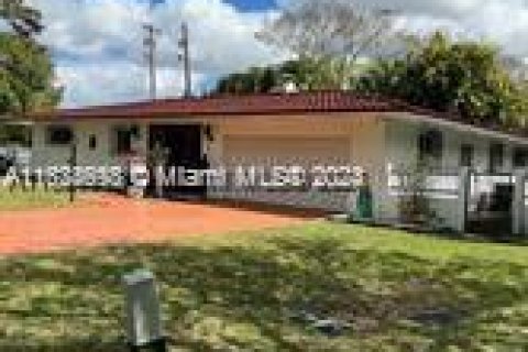 House in Miami Springs, Florida 3 bedrooms, 189.33 sq.m. № 1282859 - photo 2