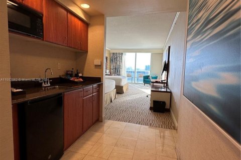 Hôtel, hôtellerie à vendre à Sunny Isles Beach, Floride: 51.19 m2 № 1071778 - photo 5