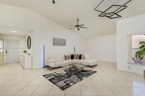 House in Sunrise, Florida 3 bedrooms, 160.44 sq.m. № 1074178 - photo 8