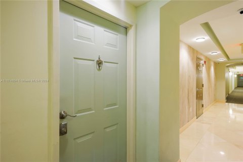 Condo in Hallandale Beach, Florida, 2 bedrooms  № 1398272 - photo 3