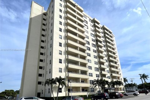 Condo in Fort Lauderdale, Florida, 1 bedroom  № 1398179 - photo 16