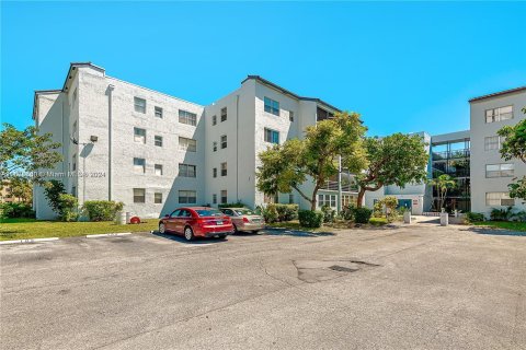 Condo in Lauderdale Lakes, Florida, 2 bedrooms  № 1408957 - photo 1