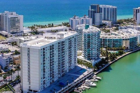 Condo in Miami Beach, Florida, 1 bedroom  № 1095059 - photo 2