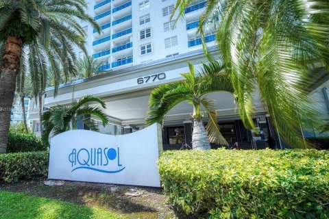 Condo in Miami Beach, Florida, 1 bedroom  № 1095059 - photo 1