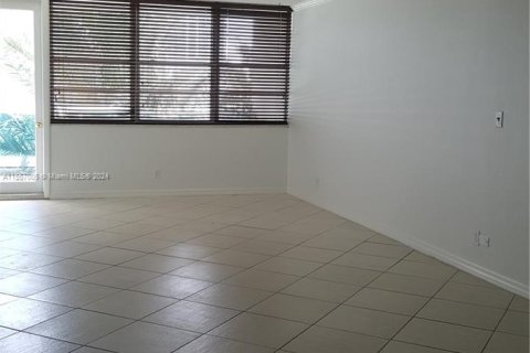 Condo in Miami Beach, Florida, 1 bedroom  № 1095059 - photo 12