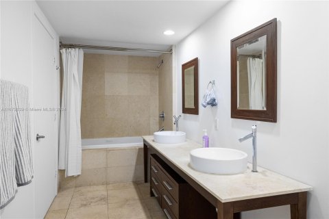 Condo in Miami, Florida, 1 bedroom  № 1397373 - photo 5