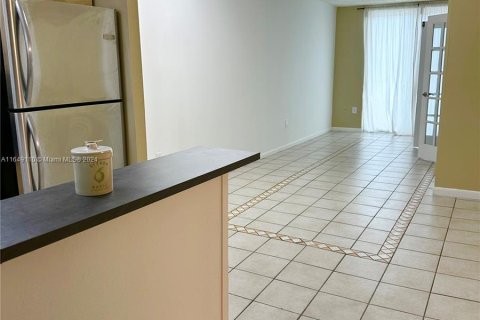 Condo in Miami Beach, Florida, 1 bedroom  № 1331509 - photo 17