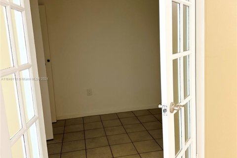 Condo in Miami Beach, Florida, 1 bedroom  № 1331509 - photo 15