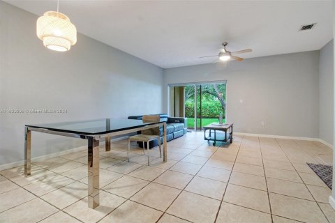 Townhouse in Tamarac, Florida 2 bedrooms, 132.66 sq.m. № 1320715 - photo 14