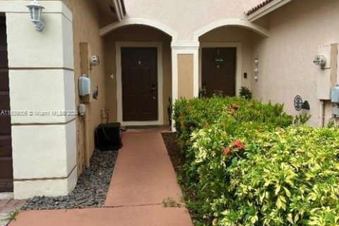 Townhouse in Tamarac, Florida 2 bedrooms, 132.66 sq.m. № 1320715 - photo 1