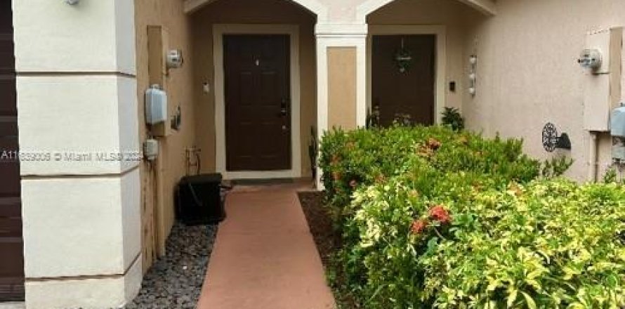 Townhouse in Tamarac, Florida 2 bedrooms, 132.66 sq.m. № 1320715