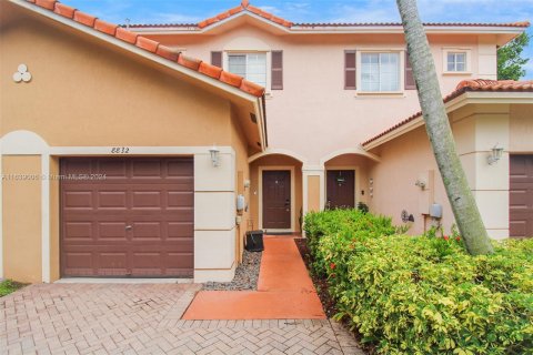 Townhouse in Tamarac, Florida 2 bedrooms, 132.66 sq.m. № 1320715 - photo 2