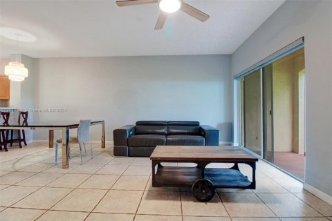 Townhouse in Tamarac, Florida 2 bedrooms, 132.66 sq.m. № 1320715 - photo 13