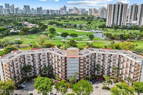 Condo in Aventura, Florida, 1 bedroom  № 1225393 - photo 1