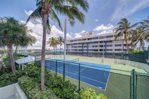 Condo in Miami Beach, Florida, 2 bedrooms  № 1375837 - photo 22