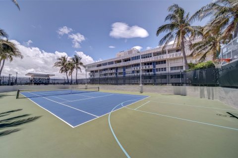 Condo in Miami Beach, Florida, 2 bedrooms  № 1375837 - photo 23