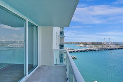 Condo in Miami Beach, Florida, 2 bedrooms  № 1375837 - photo 12