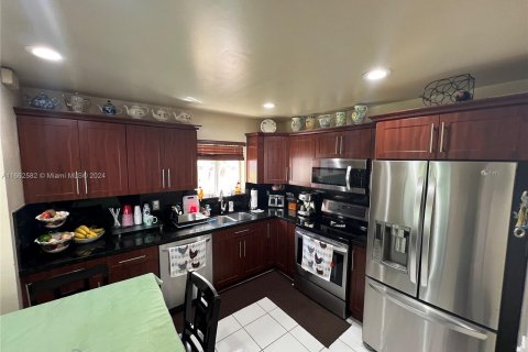 House in Miami, Florida 3 bedrooms, 118.26 sq.m. № 1375800 - photo 23