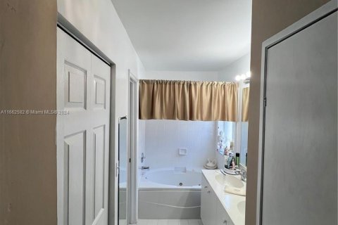 Casa en venta en Miami, Florida, 3 dormitorios, 118.26 m2 № 1375800 - foto 11