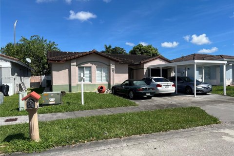 House in Miami, Florida 3 bedrooms, 118.26 sq.m. № 1375800 - photo 1