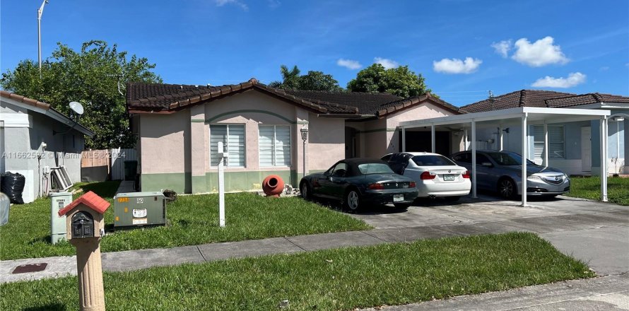 House in Miami, Florida 3 bedrooms, 118.26 sq.m. № 1375800