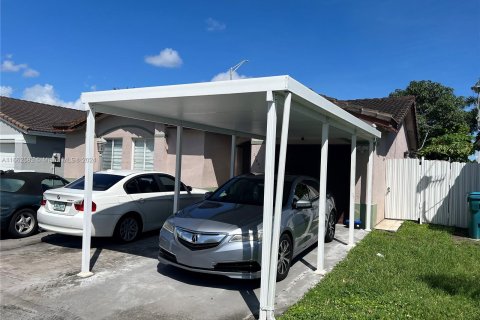 House in Miami, Florida 3 bedrooms, 118.26 sq.m. № 1375800 - photo 3