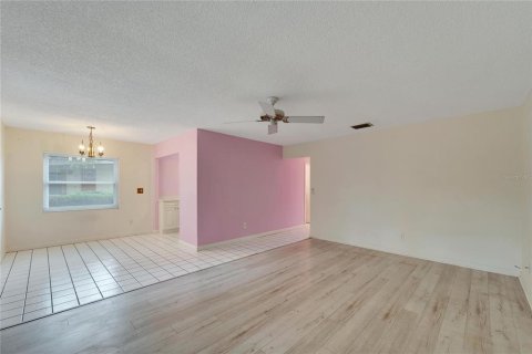 Condo in Sun City Center, Florida, 2 bedrooms  № 1351000 - photo 9