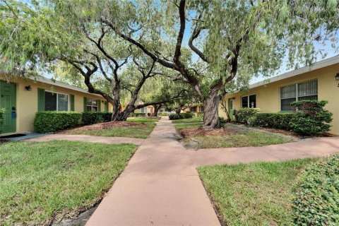 Condo in Sun City Center, Florida, 2 bedrooms  № 1351000 - photo 3