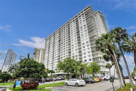 Condo in Sunny Isles Beach, Florida, 2 bedrooms  № 1232465 - photo 30