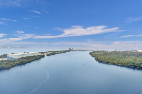 Condo in Sunny Isles Beach, Florida, 2 bedrooms  № 1232465 - photo 26