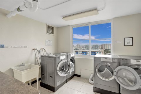 Condo in Sunny Isles Beach, Florida, 2 bedrooms  № 1232465 - photo 28