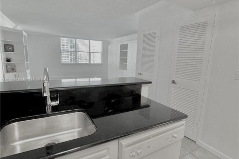 Studio in the Condo in Hollywood, Florida  № 1241122 - photo 12