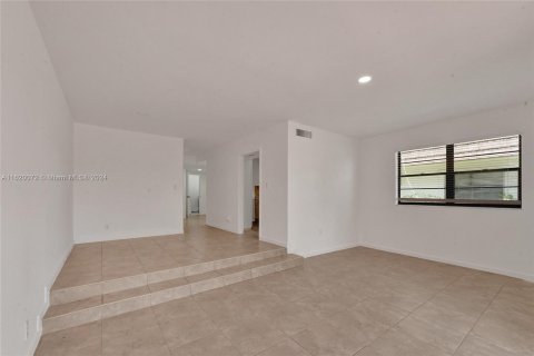 Townhouse in Pembroke Pines, Florida 4 bedrooms, 150.13 sq.m. № 1241191 - photo 18