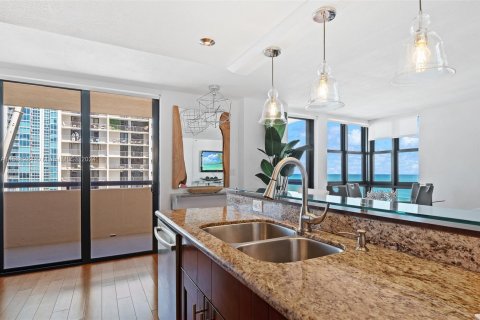 Condo in Miami Beach, Florida, 1 bedroom  № 1028908 - photo 18