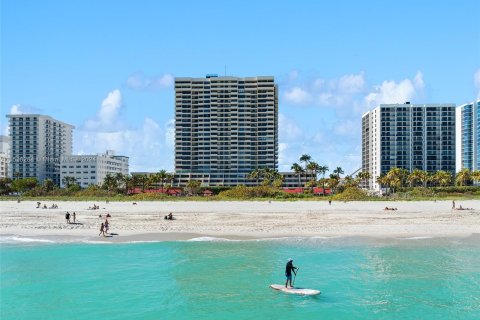 Condo in Miami Beach, Florida, 1 bedroom  № 1028908 - photo 2