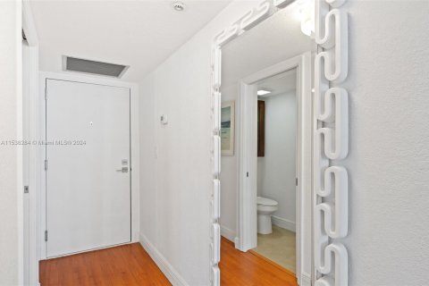 Condo in Miami Beach, Florida, 1 bedroom  № 1028908 - photo 4