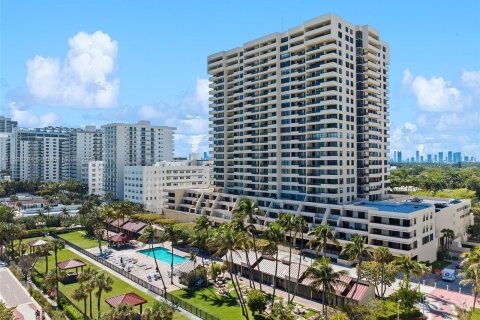 Condo in Miami Beach, Florida, 1 bedroom  № 1028908 - photo 1