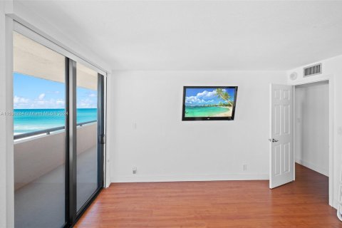 Condo in Miami Beach, Florida, 1 bedroom  № 1028908 - photo 23