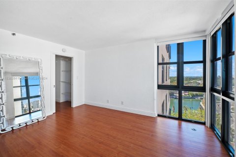 Condo in Miami Beach, Florida, 1 bedroom  № 1028908 - photo 24