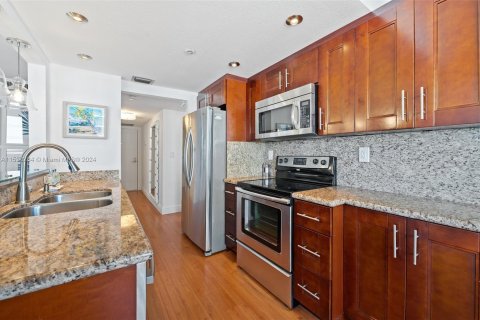 Condo in Miami Beach, Florida, 1 bedroom  № 1028908 - photo 17