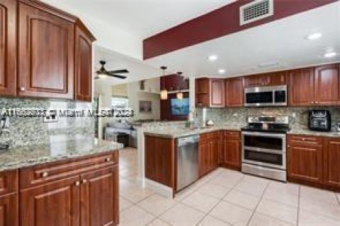 Townhouse in Homestead, Florida 3 bedrooms, 132.2 sq.m. № 1420379 - photo 10