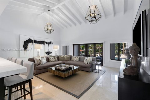 House in Coral Gables, Florida 6 bedrooms, 1221.39 sq.m. № 1241971 - photo 8