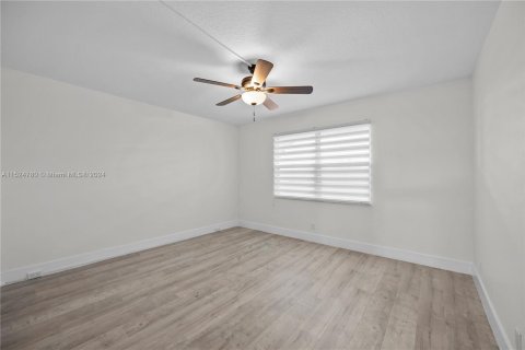 Condo in Coconut Creek, Florida, 2 bedrooms  № 1021580 - photo 12