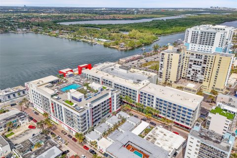 Condo in Hollywood, Florida  № 1047635 - photo 5