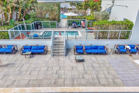 Condo in Hollywood, Florida  № 1047635 - photo 1