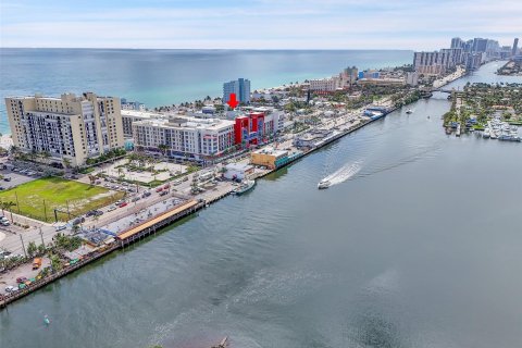 Condo in Hollywood, Florida  № 1047635 - photo 9